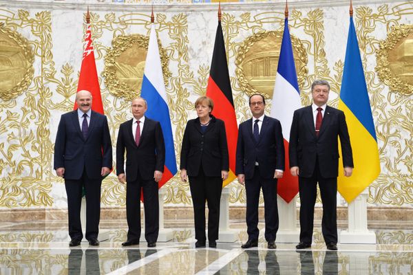 Group photo at Independence Palace in Minsk after restricted attendance peace talks on Ukraine held by Russian, German, French and Ukrainian leaders, February 11, 2015 - Sputnik International