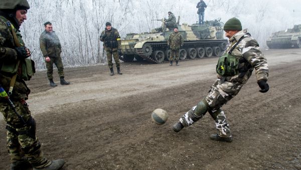 Ukrainian servicemen play football on a road at Svitlodarsk, approaching Debaltseve on February 15, 2015 - Sputnik International