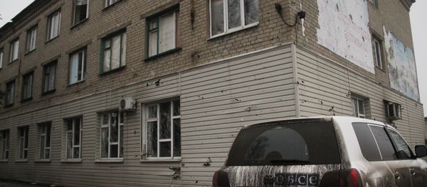 An OSCE vehicle near a house destroyed during bombardment in Debaltseve An OSCE vehicle near a house destroyed during bombardment in Debaltseve - Sputnik International
