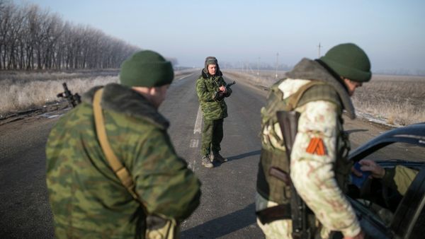 Members of the armed forces of the self-proclaimed Donetsk People's Republic stand guard at a checkpoint near Donetsk, February 15, 2015 Members of the armed forces of the self-proclaimed Donetsk People's Republic stand guard at a checkpoint near Donetsk, February 15, 2015 - Sputnik International