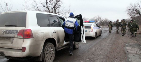 OSCE and police vehicles escort the bus column that arrived at Debaltsevo from the DPR for evacuation of local residents from the combat zone OSCE and police vehicles escort the bus column that arrived at Debaltsevo from the DPR for evacuation of local residents from the combat zone - Sputnik International