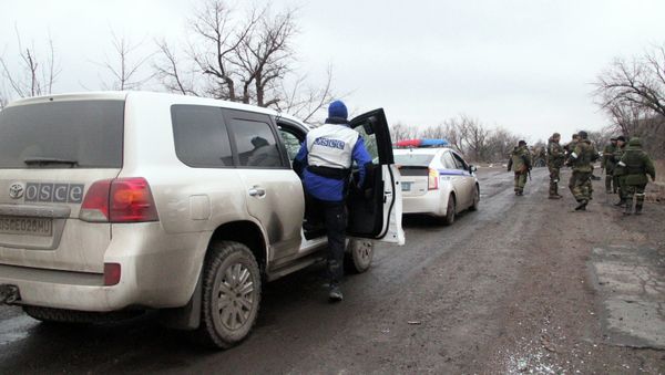 OSCE and police vehicles escort the bus column that arrived at Debaltsevo from the DPR for evacuation of local residents from the combat zone OSCE and police vehicles escort the bus column that arrived at Debaltsevo from the DPR for evacuation of local residents from the combat zone - Sputnik International
