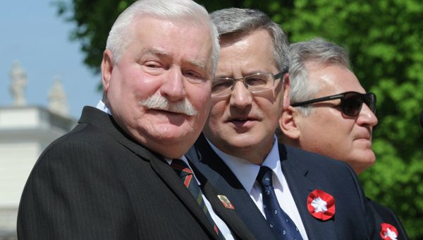 Polish President Bronislaw Komorowski, center, with former presidents Lech Walesa, left, and Aleksander Kwasniewski right, attend the European Picnic at the Lazienki Park in Warsaw, Poland, Thursday, May 1, 2014 - Sputnik International