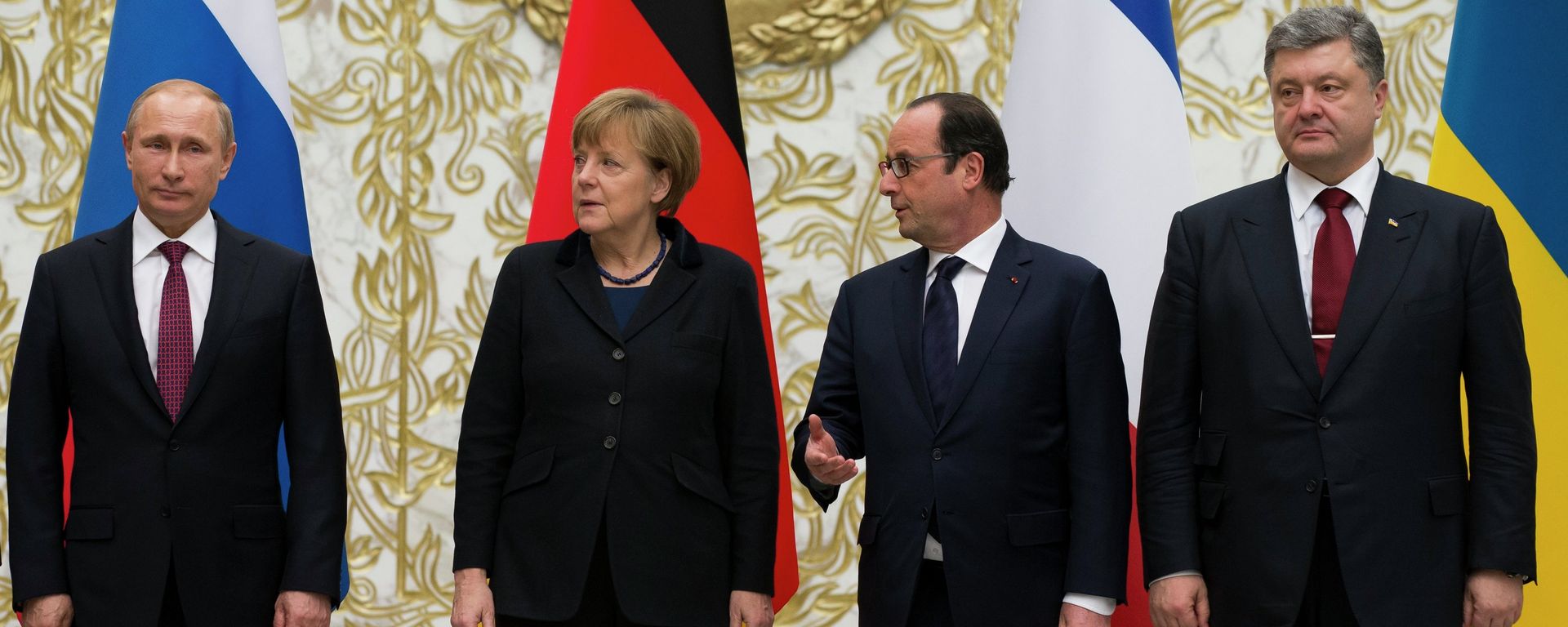 From the left : Russian President Vladimir Putin, German Chancellor Angela Merkel, French President Francois Hollande, and Ukrainian President Petro Poroshenko pose for a photo during a time-break in their peace talks in Minsk, Belarus, Wednesday, Feb. 11, 2015 From the left : Russian President Vladimir Putin, German Chancellor Angela Merkel, French President Francois Hollande, and Ukrainian President Petro Poroshenko pose for a photo during a time-break in their peace talks in Minsk, Belarus, Wednesday, Feb. 11, 2015 - Sputnik International, 1920, 30.12.2022