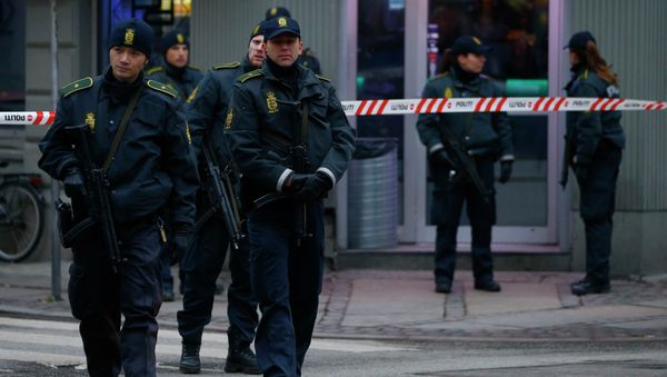 Police officers control the street in front of an internet cafe in Norrebro district in Copenhagen, February 15, 2015 Police officers control the street in front of an internet cafe in Norrebro district in Copenhagen, February 15, 2015 - Sputnik International