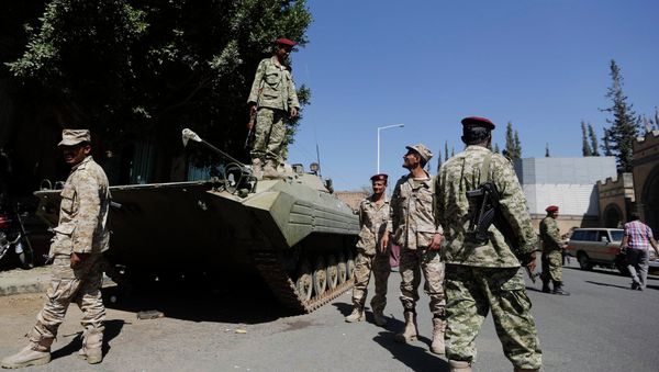 Houthi militiamen guard an entrance of the Republican Palace in Sanaa February 16, 2015 - Sputnik International
