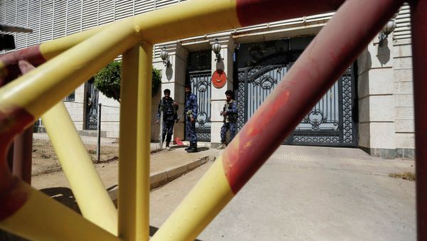 Police troopers stand guard outside the Turkish embassy in Sanaa February 15, 2015 - Sputnik International
