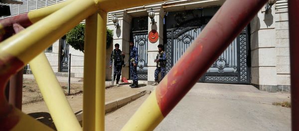 Police troopers stand guard outside the Turkish embassy in Sanaa February 15, 2015 - Sputnik International