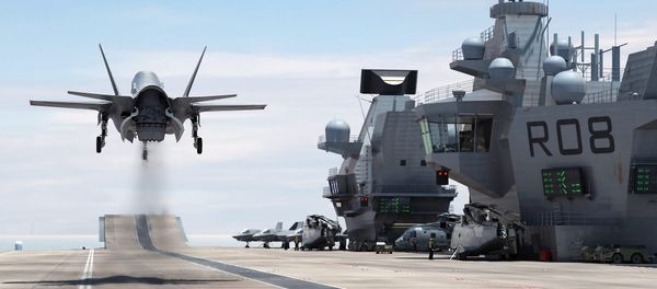 A F-35 Lightning II Landing on HMS Queen Elizabeth - Sputnik International