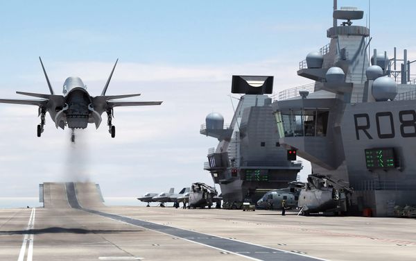 A F-35 Lightning II Landing on HMS Queen Elizabeth A F-35 Lightning II Landing on HMS Queen Elizabeth - Sputnik International