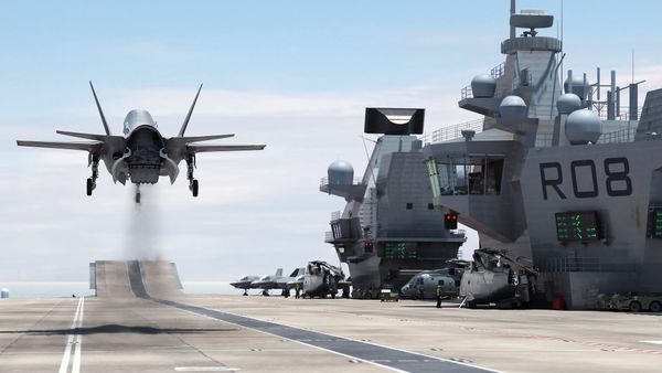 A F-35 Lightning II Landing on HMS Queen Elizabeth - Sputnik International