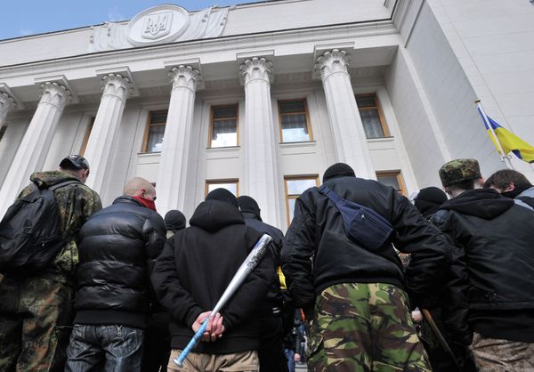 Supporters of the right wing party Pravyi Sector (Right Sector) protest in front of the Ukrainian Parliament in Kiev on March 28, 2014 Supporters of the right wing party Pravyi Sector (Right Sector) protest in front of the Ukrainian Parliament in Kiev on March 28, 2014 - Sputnik International