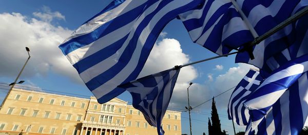 Protesters gather in front of the parliament during an anti-austerity and pro-government demonstration in Athens February 15, 2015 Protesters gather in front of the parliament during an anti-austerity and pro-government demonstration in Athens February 15, 2015 - Sputnik International