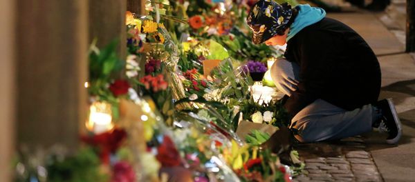Flowers are placed in front of the synagogue where one person was killed in Copenhagen, Denmark, Sunday, Feb. 15, 2015 - Sputnik International