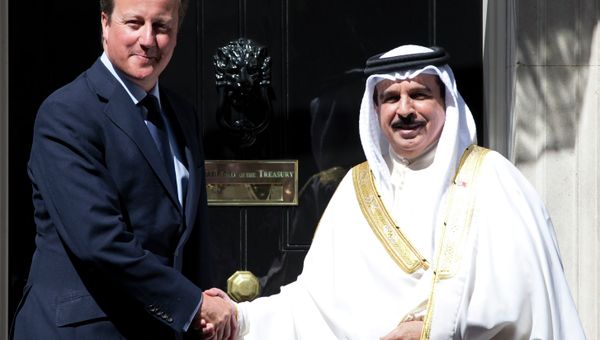 Britain's Prime Minister David Cameron, left, greets the King of Bahrain, Hamad bin Isa Al Khalifa on the doorstep of 10 Downing Street in London Tuesday, Aug. 6, 2013. Britain's Prime Minister David Cameron, left, greets the King of Bahrain, Hamad bin Isa Al Khalifa on the doorstep of 10 Downing Street in London Tuesday, Aug. 6, 2013. - Sputnik International