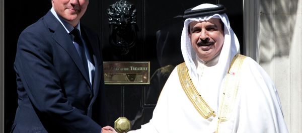 Britain's Prime Minister David Cameron, left, greets the King of Bahrain, Hamad bin Isa Al Khalifa on the doorstep of 10 Downing Street in London Tuesday, Aug. 6, 2013. - Sputnik International