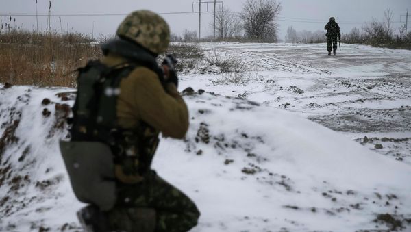 Ukrainian armed forces take their position near Debaltseve, eastern Ukraine February 16, 2015 Ukrainian armed forces take their position near Debaltseve, eastern Ukraine February 16, 2015 - Sputnik International