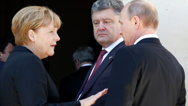 German Chancellor Angela Merkel (L), Ukrainian President-elect Petro Poroshenko and Russian President Vladimir Putin (R) German Chancellor Angela Merkel (L), Ukrainian President-elect Petro Poroshenko and Russian President Vladimir Putin (R) - Sputnik International