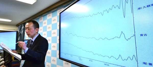 An earthquake expert from Japan's Meteorological Agency, Yasuhiro Yoshida, speaks at a press conference at their headquarters in Tokyo on February 17, 2015 after an earthquake hit northern Japan - Sputnik International