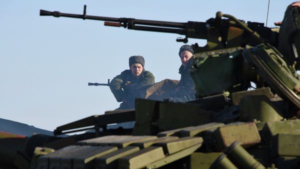 In this Wednesday, Jan. 14, 2015 photo members of the armed forces of the self-proclaimed Luhansk People's Republic sit on top a tank at the check-point north of Luhansk, Eastern Ukraine In this Wednesday, Jan. 14, 2015 photo members of the armed forces of the self-proclaimed Luhansk People's Republic sit on top a tank at the check-point north of Luhansk, Eastern Ukraine - Sputnik International