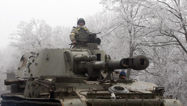Ukrainian servicemen patrol with a self-propelled artillery gun on the road between Artemivsk and Debaltseve, in the region of Donetsk, on February 15, 2015 - Sputnik International