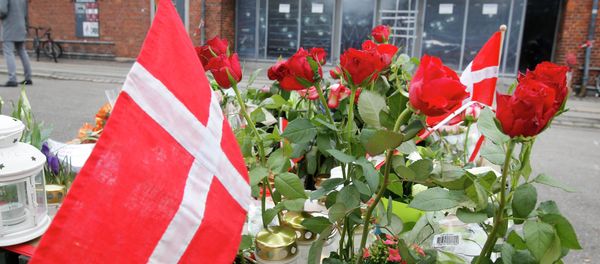 A Danish flag and roses are placed in front of a cultural club in Copenhagen, Denmark, Tuesday, Feb. 17, 2015. - Sputnik International