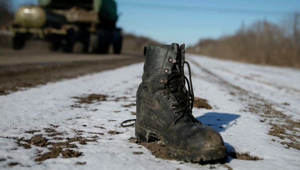 A military boot is seen at the road near Debaltseve, eastern Ukraine, February 17, 2015 A military boot is seen at the road near Debaltseve, eastern Ukraine, February 17, 2015 - Sputnik International