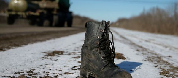 A military boot is seen at the road near Debaltseve, eastern Ukraine, February 17, 2015 A military boot is seen at the road near Debaltseve, eastern Ukraine, February 17, 2015 - Sputnik International