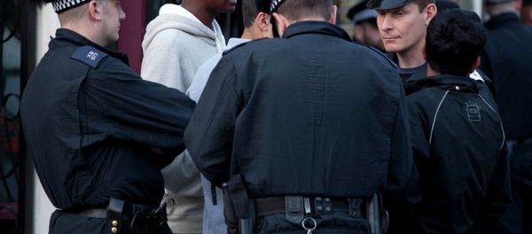 Police officers question men during a routine stop and search operation in Hackney, North London. Police officers question men during a routine stop and search operation in Hackney, North London. - Sputnik International