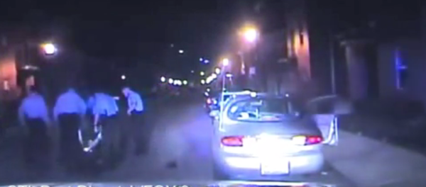 The video shows around seven cops dragging the suspect from a car onto the ground, beating him and kicking him while he resisted arrest. - Sputnik International