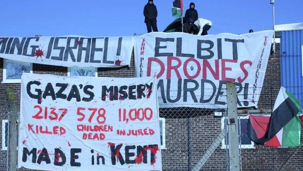 Protestors from various groups climbed over security fencing and onto the roof of the Instro Precision building in Kent. Protestors from various groups climbed over security fencing and onto the roof of the Instro Precision building in Kent. - Sputnik International