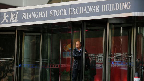 A man walks out of the Shanghai Stock Exchange building at the Pudong financial district in Shanghai A man walks out of the Shanghai Stock Exchange building at the Pudong financial district in Shanghai - Sputnik International