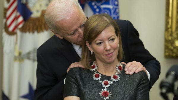 Vice President Joe Biden gets close to new Secretary of Defense Ashton Carter's wife Stephanie. Vice President Joe Biden gets close to new Secretary of Defense Ashton Carter's wife Stephanie. - Sputnik International