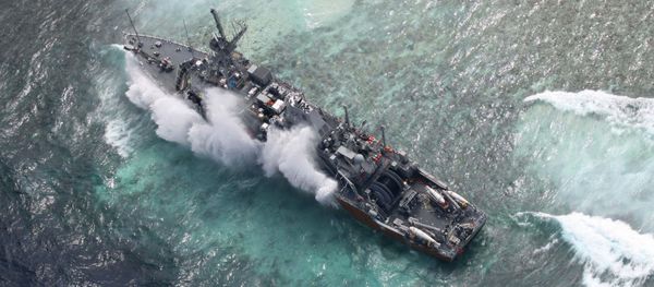 In this photo released by the Armed Forces of the Philippines Western Command (WESCOM), the USS Guardian is hit by a wave Saturday, Jan. 19, 2013 after running aground Thursday off Tubbataha Reef, a World Heritage Site in the Sulu Sea, 640 kilometers (400 miles) southwest of Manila, Philippines In this photo released by the Armed Forces of the Philippines Western Command (WESCOM), the USS Guardian is hit by a wave Saturday, Jan. 19, 2013 after running aground Thursday off Tubbataha Reef, a World Heritage Site in the Sulu Sea, 640 kilometers (400 miles) southwest of Manila, Philippines - Sputnik International