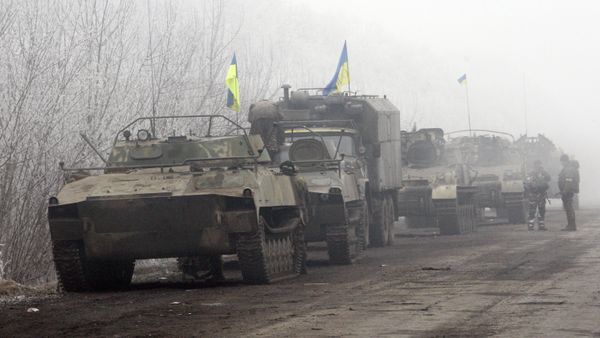Ukrainian forces vehicles are seen parked on a road between Artemivsk and Debaltseve, Donetsk region, on February 15, 2015 Ukrainian forces vehicles are seen parked on a road between Artemivsk and Debaltseve, Donetsk region, on February 15, 2015 - Sputnik International