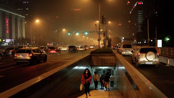 A woman wearing a mask to protect herself from pollutants walks out from an underground tunnel against a backdrop of the city skylines shrouded by haze in Beijing, China Monday, Oct. 20, 2014 A woman wearing a mask to protect herself from pollutants walks out from an underground tunnel against a backdrop of the city skylines shrouded by haze in Beijing, China Monday, Oct. 20, 2014 - Sputnik International