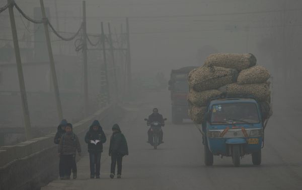 In this Feb. 26, 2014 file photo, children walk back home after school on a severely polluted day in Shijiazhuang, in northern China's Hebei province - Sputnik International