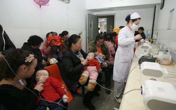 In this Jan. 14, 2013 photo released by China's Xinhua News Agency, patients help their children to respire atomized liquid medicine at Xiangyang No. 1 People's Hospital in Xiangyang, east China's Hubei Province - Sputnik International