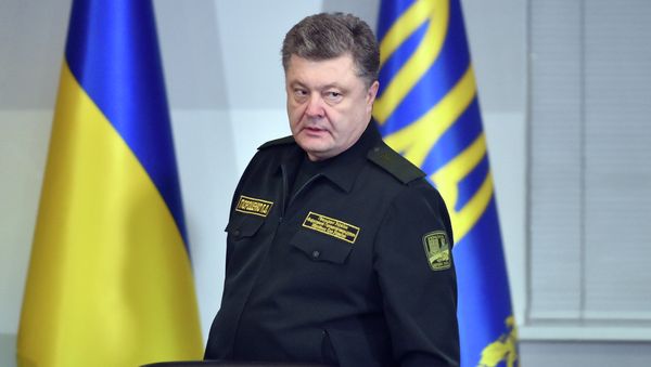 Ukrainian President Petro Poroshenko arrives for a live broadcast in Kiev to order the military to implement a ceasefire early on February 15, 2015 - Sputnik International