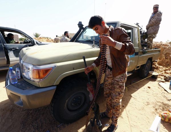 Fighters from the Fajr Libya (Libya Dawn) militia hold a position during clashes with forces loyal to Libya's internationally recognised government as they fight for the control of the area near the Wetia military air base on February 4, 2015 in al-Aqrabiyah, some 170 kilometres west of the capital Tripoli - Sputnik International