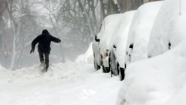 A man struggles through the snow on Beacon Hill in Boston, Sunday, Feb. 15, 2015 - Sputnik International