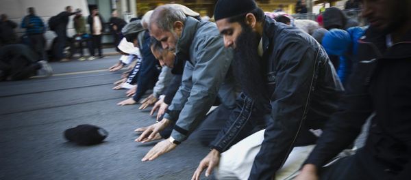 Oslo, Norway: Muslim men pray Oslo, Norway: Muslim men pray - Sputnik International
