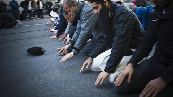 Muslim men pray - Sputnik International
