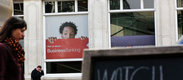 Pedestrians walk past a branch of HSBC bank in London - Sputnik International