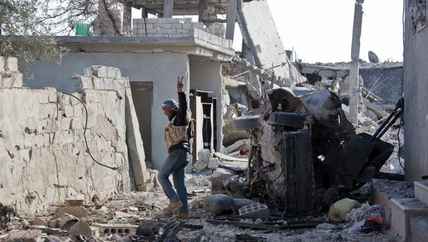 A Free Syrian Army fighter from Shams al-Shamal heads to the front line in Kobani, Syria. - Sputnik International