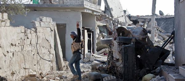 A Free Syrian Army fighter from Shams al-Shamal heads to the front line in Kobani, Syria. - Sputnik International