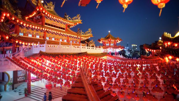 Visitors walks underneath traditional Chinese lantern decorations at a temple ahead of the Chinese Lunar New Year in Kuala Lumpur, Malaysia - Sputnik International