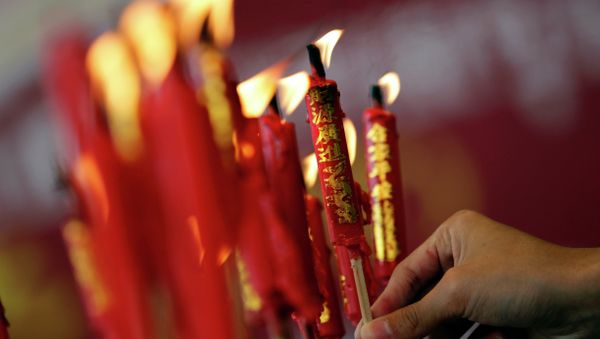 Ethnic Chinese people pray at Wat Mangkon Kamalawat Chinese Temple in Bangkok, Thailand Tuesday, Feb. 17, 2015. Chinese will celebrate the Lunar New Year - Sputnik International