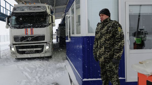 Ukrainian border control officers near a truck of Russia's eighth humanitarian convoy carrying aid for Donbas residents, at the Matveyev Kurgan checkpoint Ukrainian border control officers near a truck of Russia's eighth humanitarian convoy carrying aid for Donbas residents, at the Matveyev Kurgan checkpoint - Sputnik International