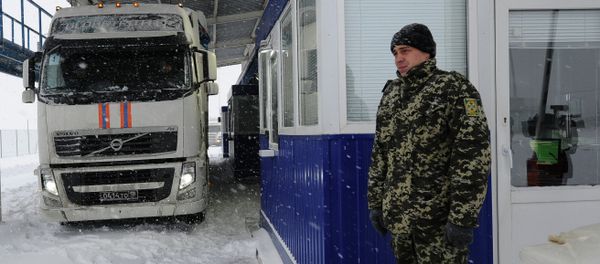 Ukrainian border control officers near a truck of Russia's eighth humanitarian convoy carrying aid for Donbas residents, at the Matveyev Kurgan checkpoint Ukrainian border control officers near a truck of Russia's eighth humanitarian convoy carrying aid for Donbas residents, at the Matveyev Kurgan checkpoint - Sputnik International